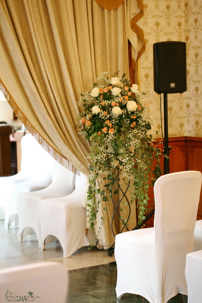 Virágküldés Budapest - állódísz Gerbeaud ( rózsa, bokros rózsa, rezgő, borostyán, fehér, barack), esküvő