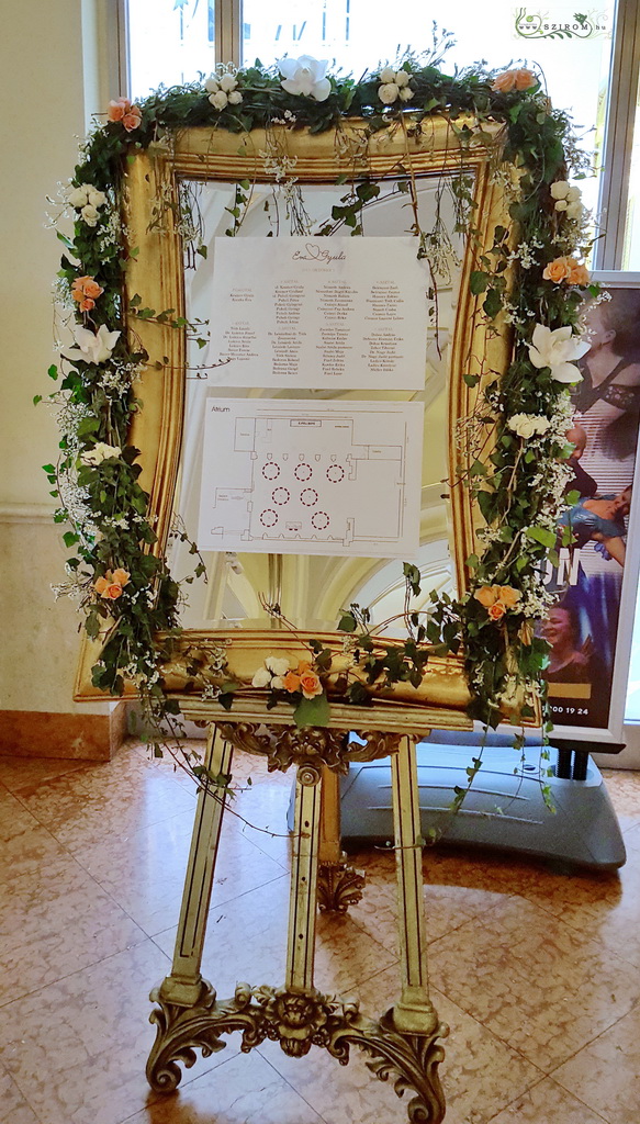 Virágküldés Budapest - ültetőtábla dekoráció virág futó borostyánon Gerbeaud Átrium (barack, fehér), esküvő
