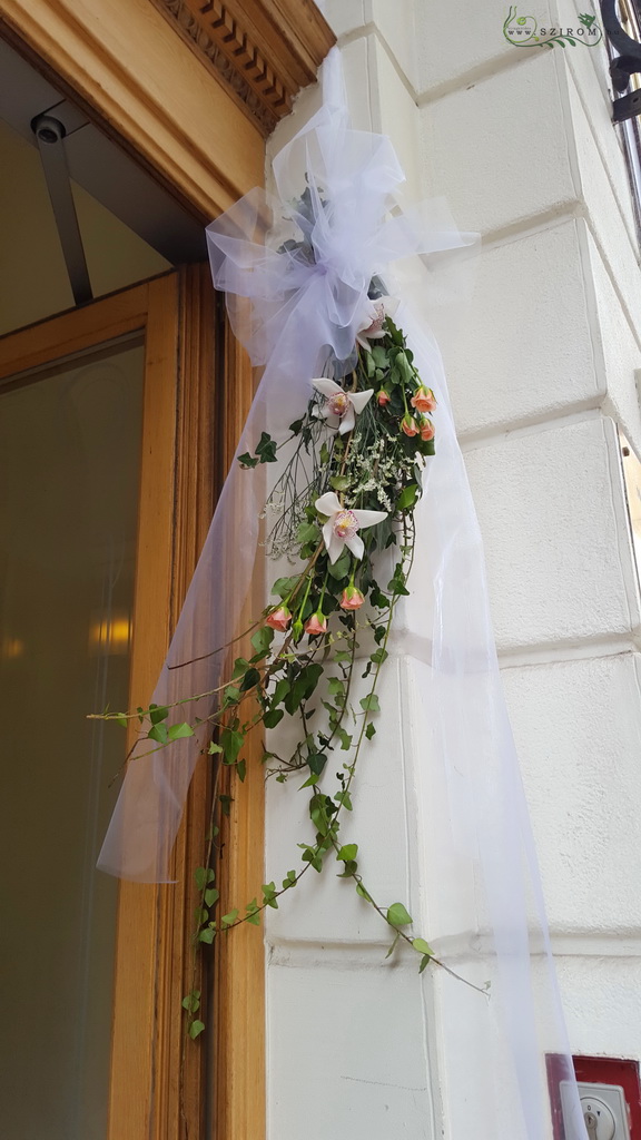 Virágküldés Budapest - kapu díszítés Gerbeaud ( rózsa, orchidea, borostyán, fehér, barack), esküvő
