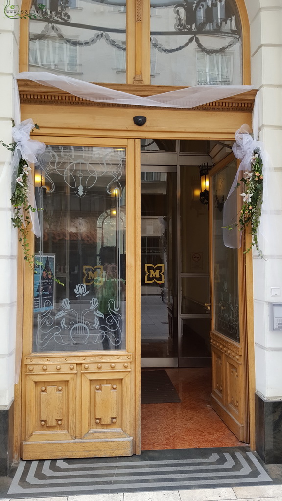 flower delivery Budapest - gate decoration Gerbeaud (rose, orchid, white, peach), wedding