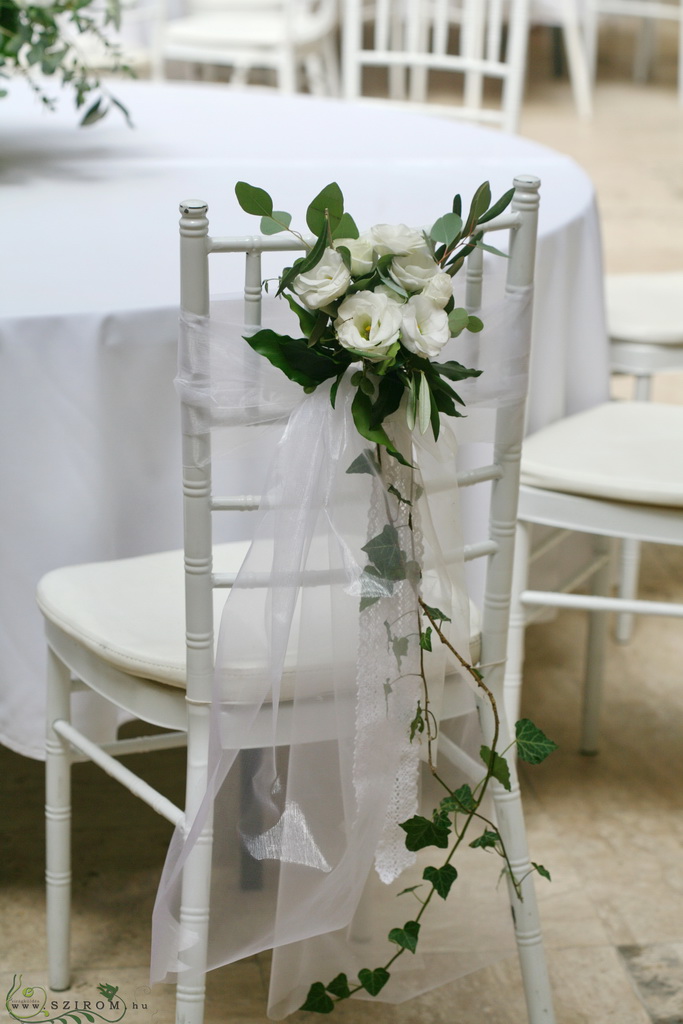Virágküldés Budapest - esküvői szék díszítés, fehér liziantusz, Vajdahunyad vár