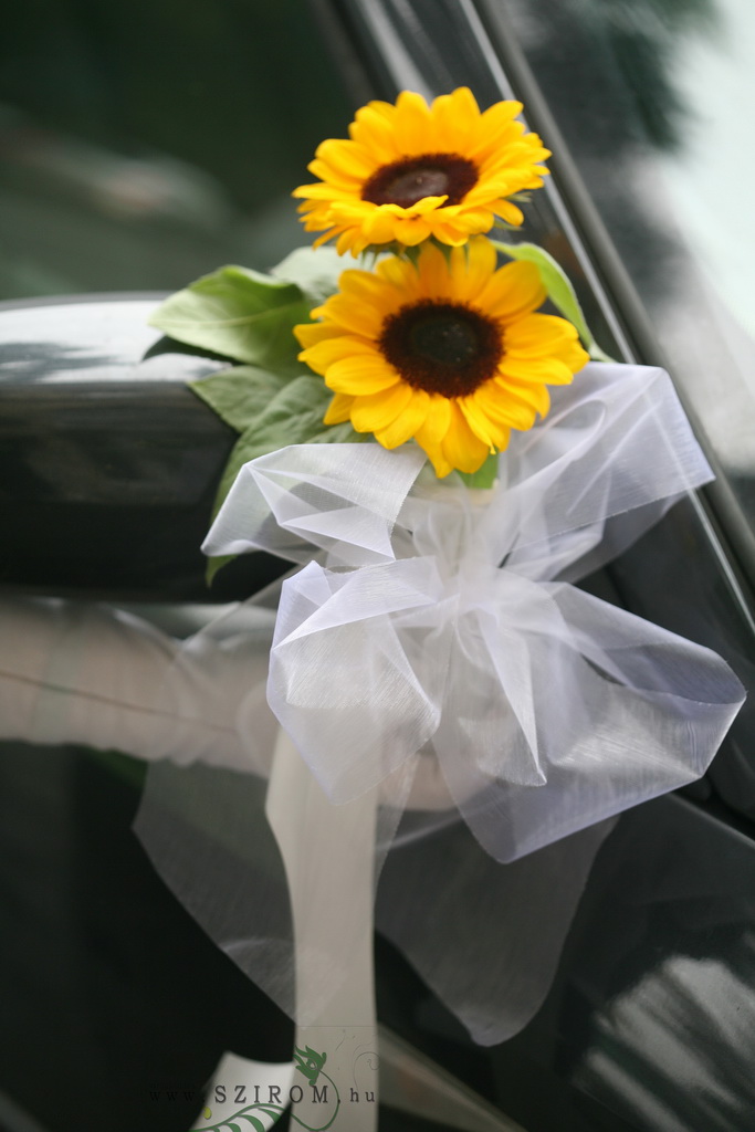 flower delivery Budapest - sunflower car decor on mirror