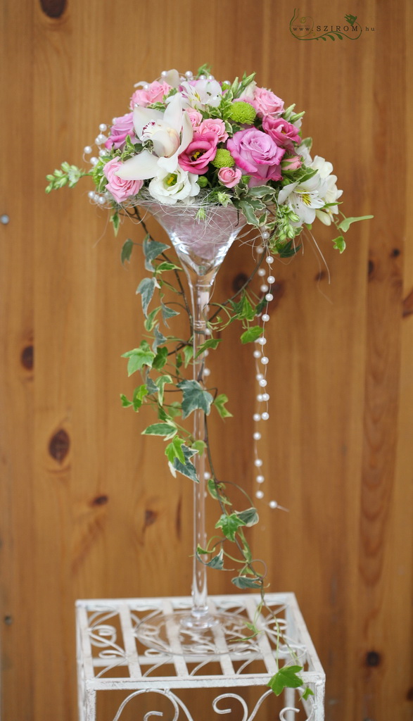 Virágküldés Budapest - Koktélpoharas asztaldísz (rózsaszín, fehér, lila, rózsa, orchidea, liziantusz), esküvő