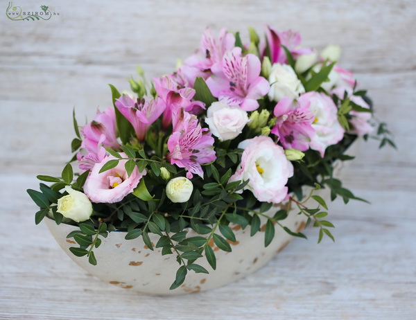 flower delivery Budapest - Flowerboat with pink flowers (8 stems)