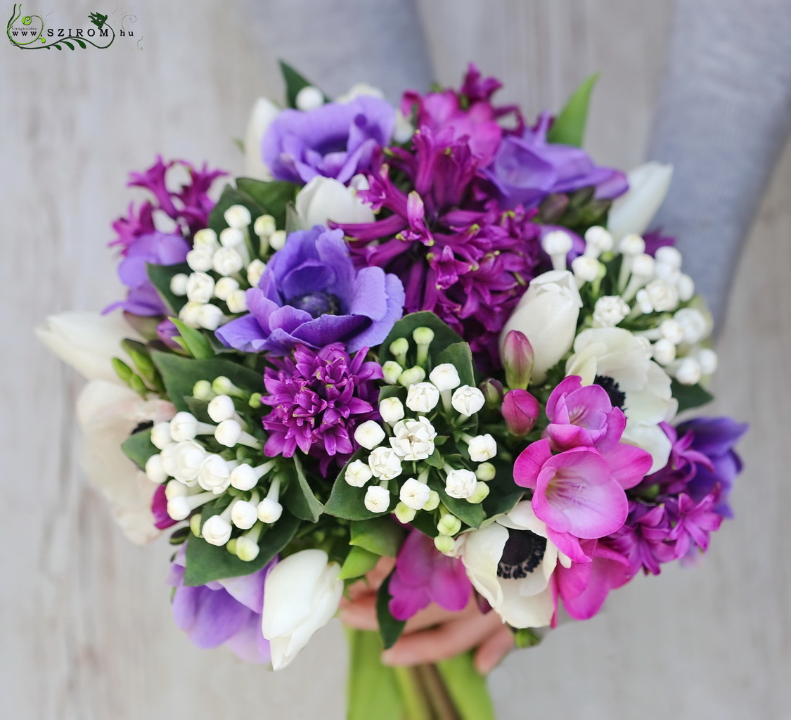 Menyasszonyi csokor lila tavaszi virágokkal (tulipán, frézia, anemone, bouvardia, jácint)