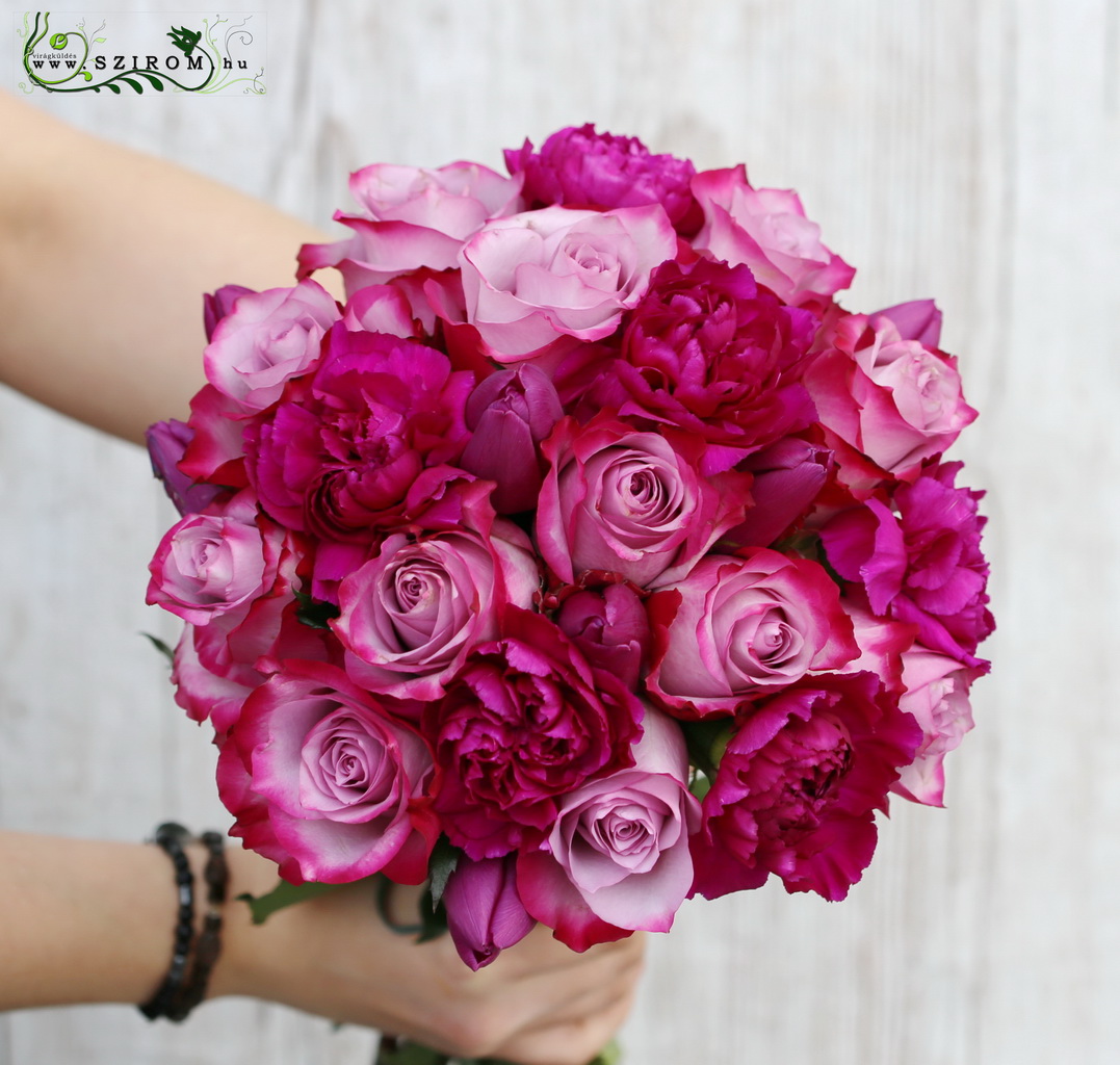 Menyasszonyi csokor lila szegfűvel, rózsával