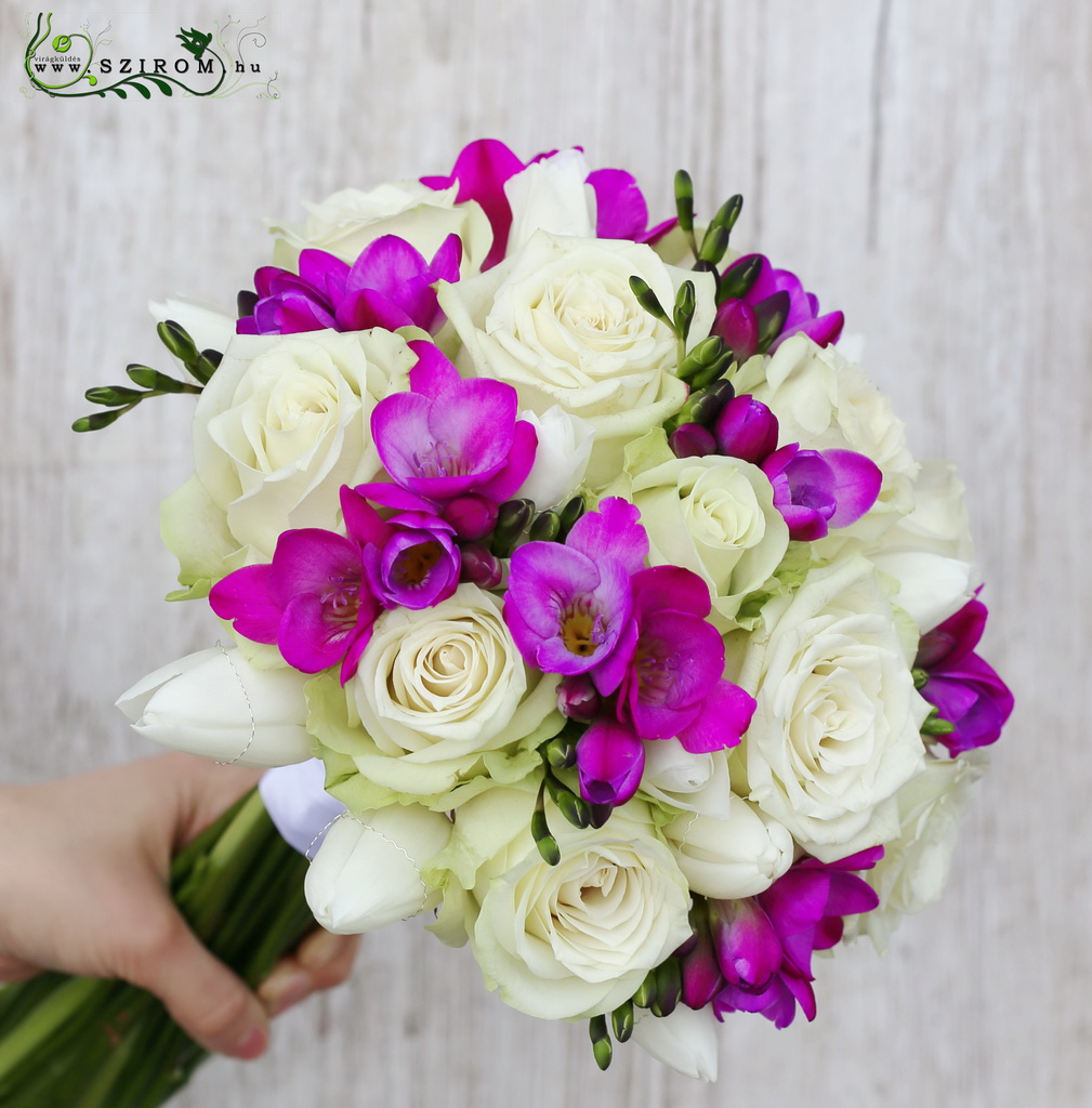Menyasszonyi csokor fehér rózsával, tulipánnal, lila fréziával