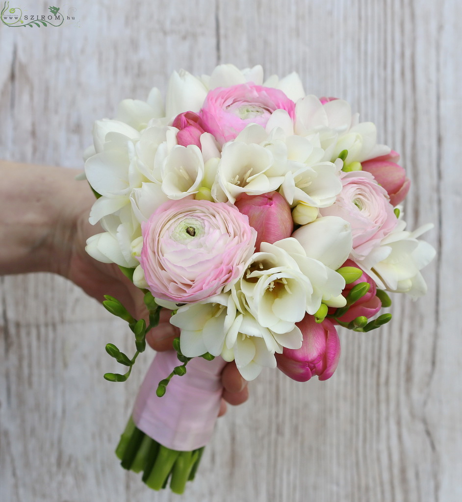 Menyasszonyi csokor rózsaszín fehér tavaszi virágokkal (frézia, tulipán, boglárka)