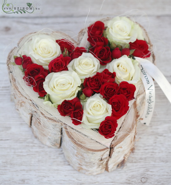 Blumenlieferung nach Budapest - Holzrindenherz, mit weißen Rosen und roten Sprührosen (24 cm, 9 Stiele)