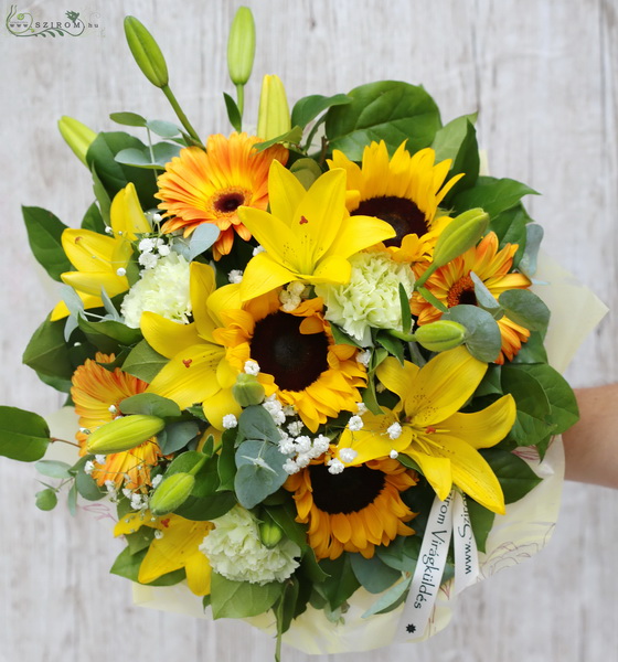 flower delivery Budapest - Bouquet with liies and sunflowers (16 stems)