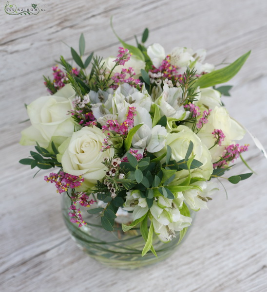 flower delivery Budapest - White roses with alstromeries in glass ball 