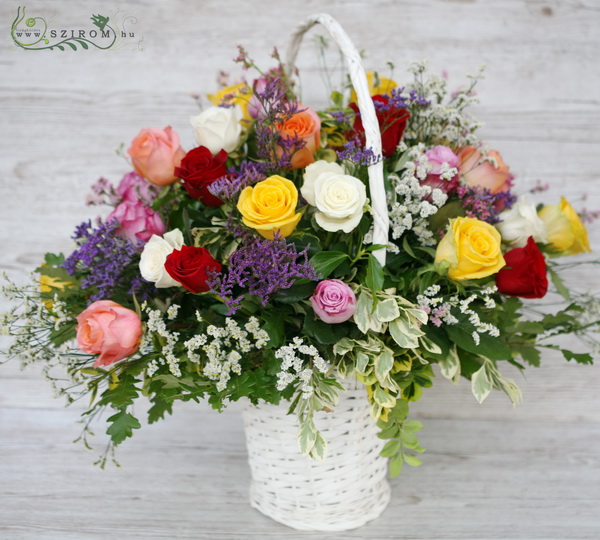 Blumenlieferung nach Budapest - Rosenkorb mit 40 farbenfrohen Rosen mit Limonium