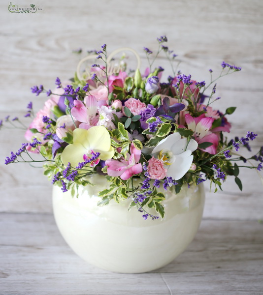 Blumenlieferung nach Budapest - Creme Keramik mit Orchideen und Sommerblumen (18 Stiele)