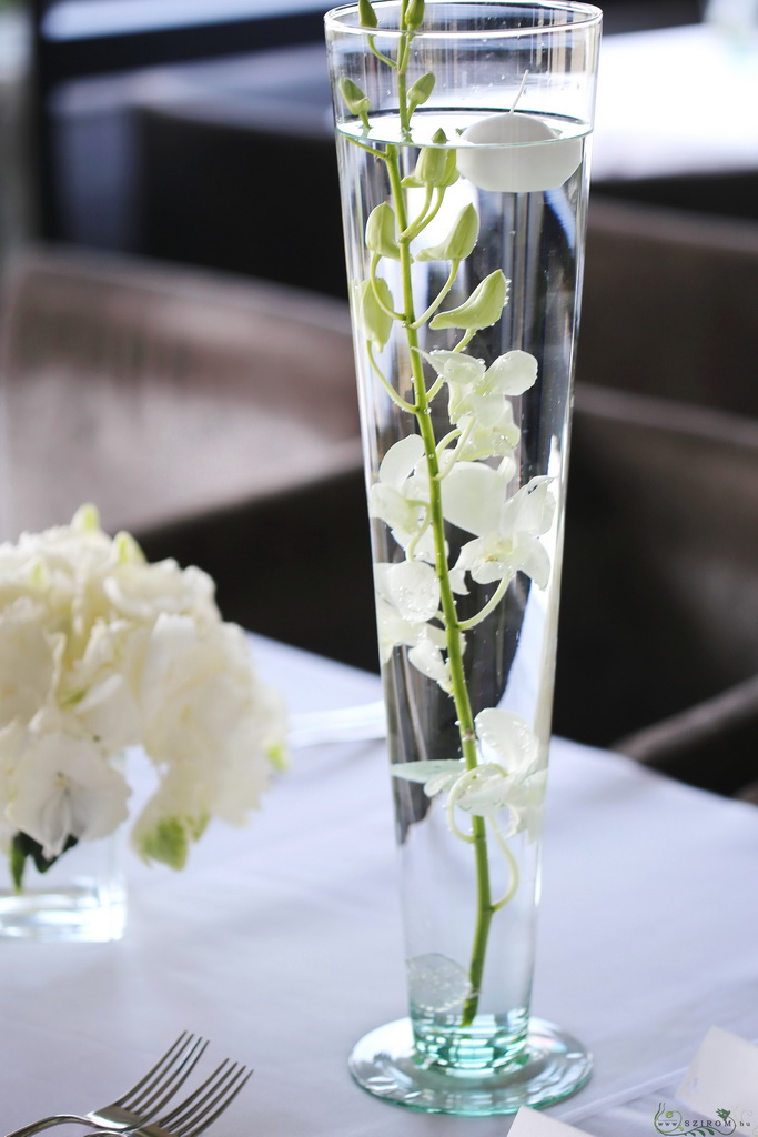 Virágküldés Budapest - Esküvői asztal díszítés vázával, Spoon Budapest (dendrobium, fehér)