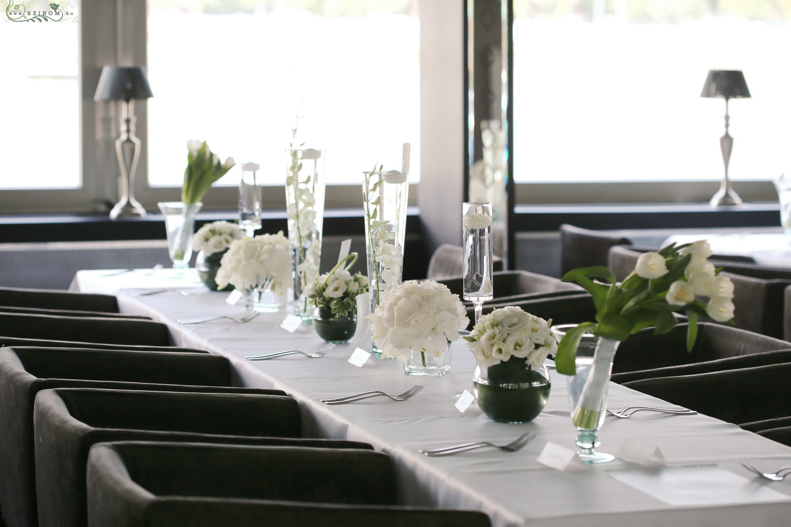Virágküldés Budapest - Esküvői asztal díszítés sok vázával, Spoon Budapest  (10 váza ára) (dendrobium, hortenzia, tulipán, liziantusz, fehér)