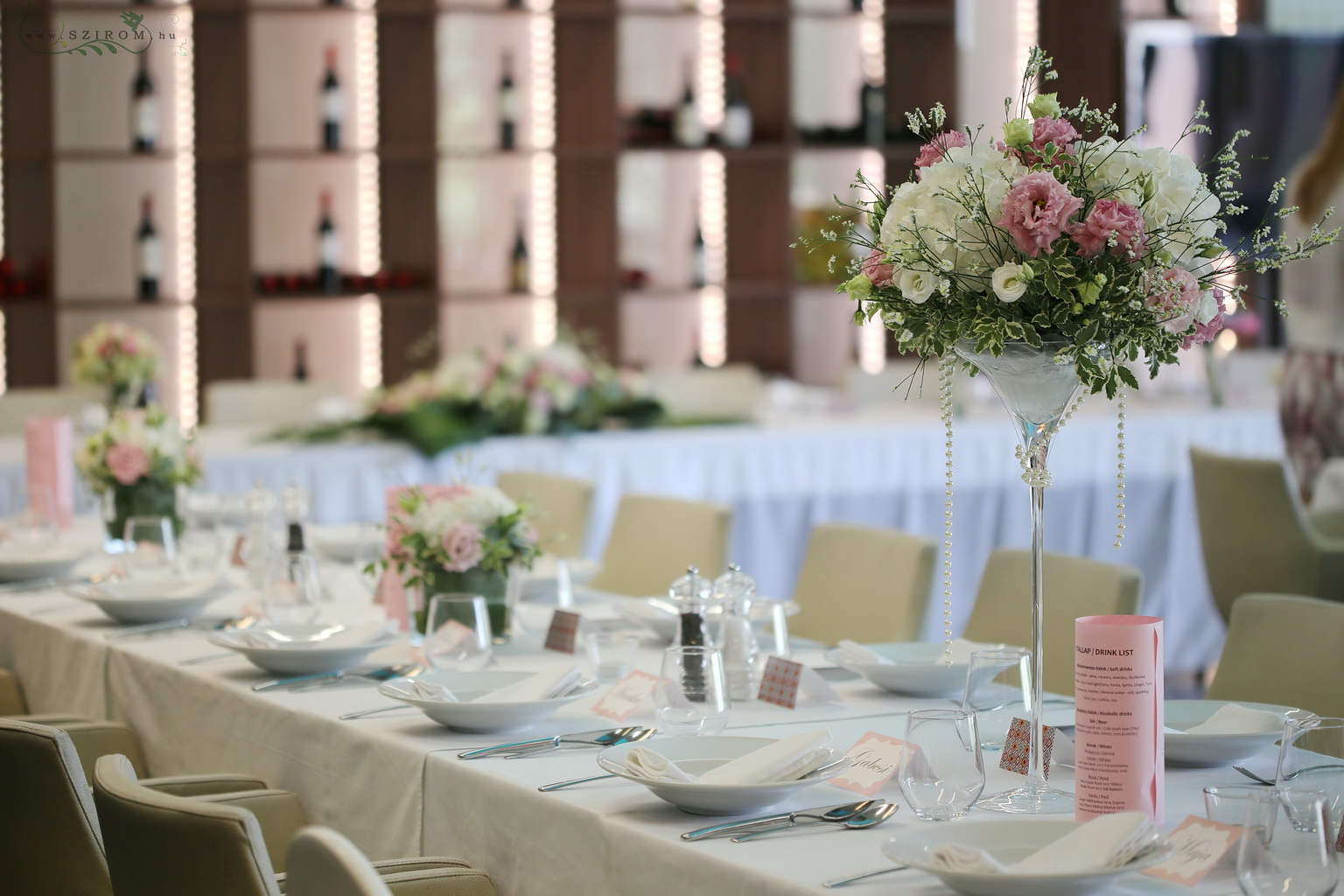 Virágküldés Budapest - Esküvői asztaldísz magas vázában 1db, Locavore Budapest (hortenzia, liziantusz, sóvirág, rózsaszín, fehér)