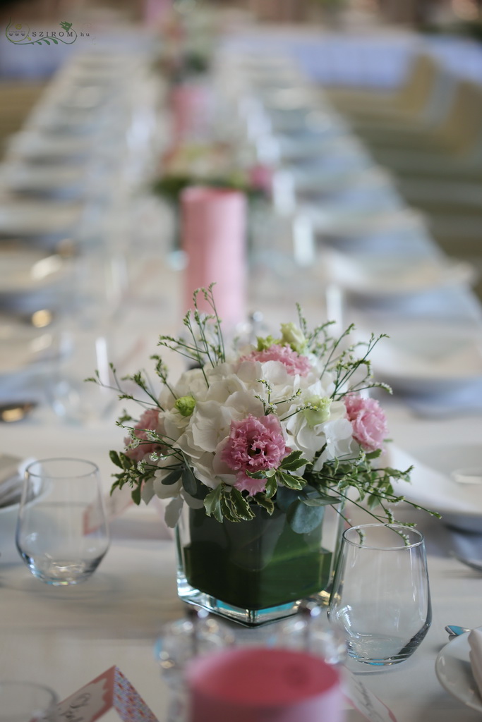 Virágküldés Budapest - Esküvői asztaldísz üvegkockában, 1db, Locavore Budapest (hortenzia, liziantusz, sóvirág, rózsaszín, fehér)