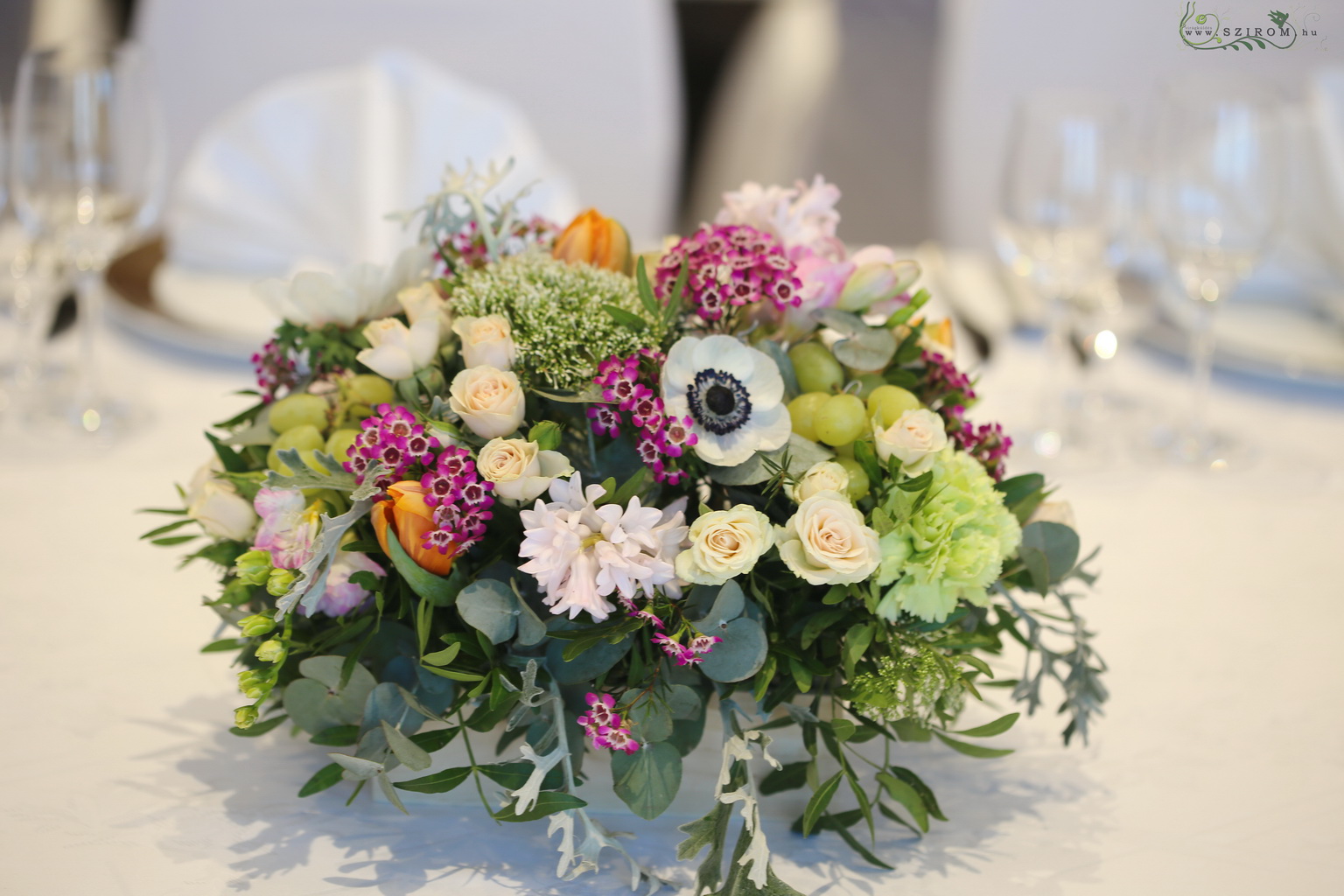 flower delivery Budapest - Spring flower table decoration with grape, Hilton Budapest (anemone, spray rose, tulip, hyacinth, carnation, wax, frézia, peach, pink), wedding
