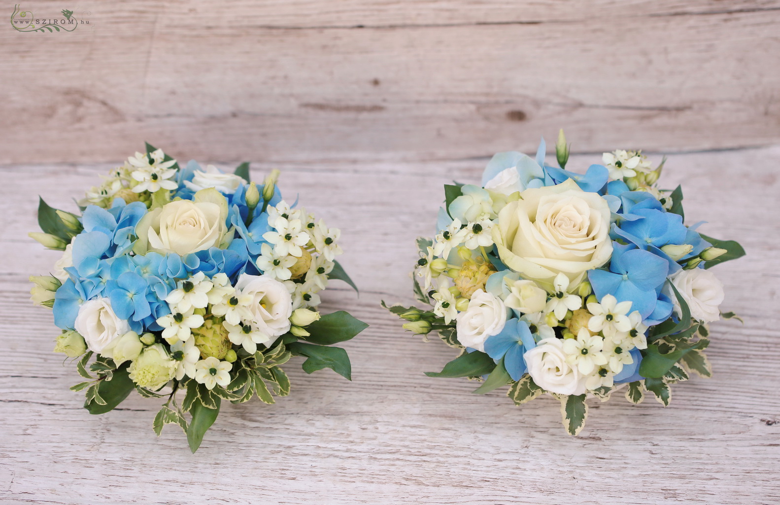 Virágküldés Budapest - Esküvői asztaldísz kék hortenziával, 1db,  ornithogalummal, fehér rózsával