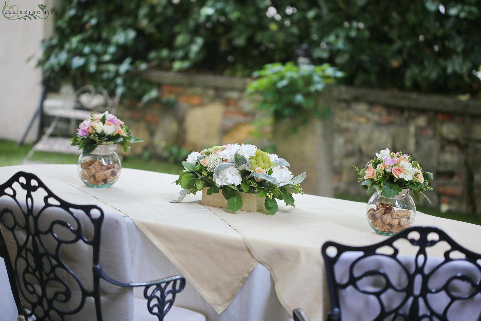 flower delivery Budapest - Pavillon de Paris Budapest, table decoration (peach, white), wedding