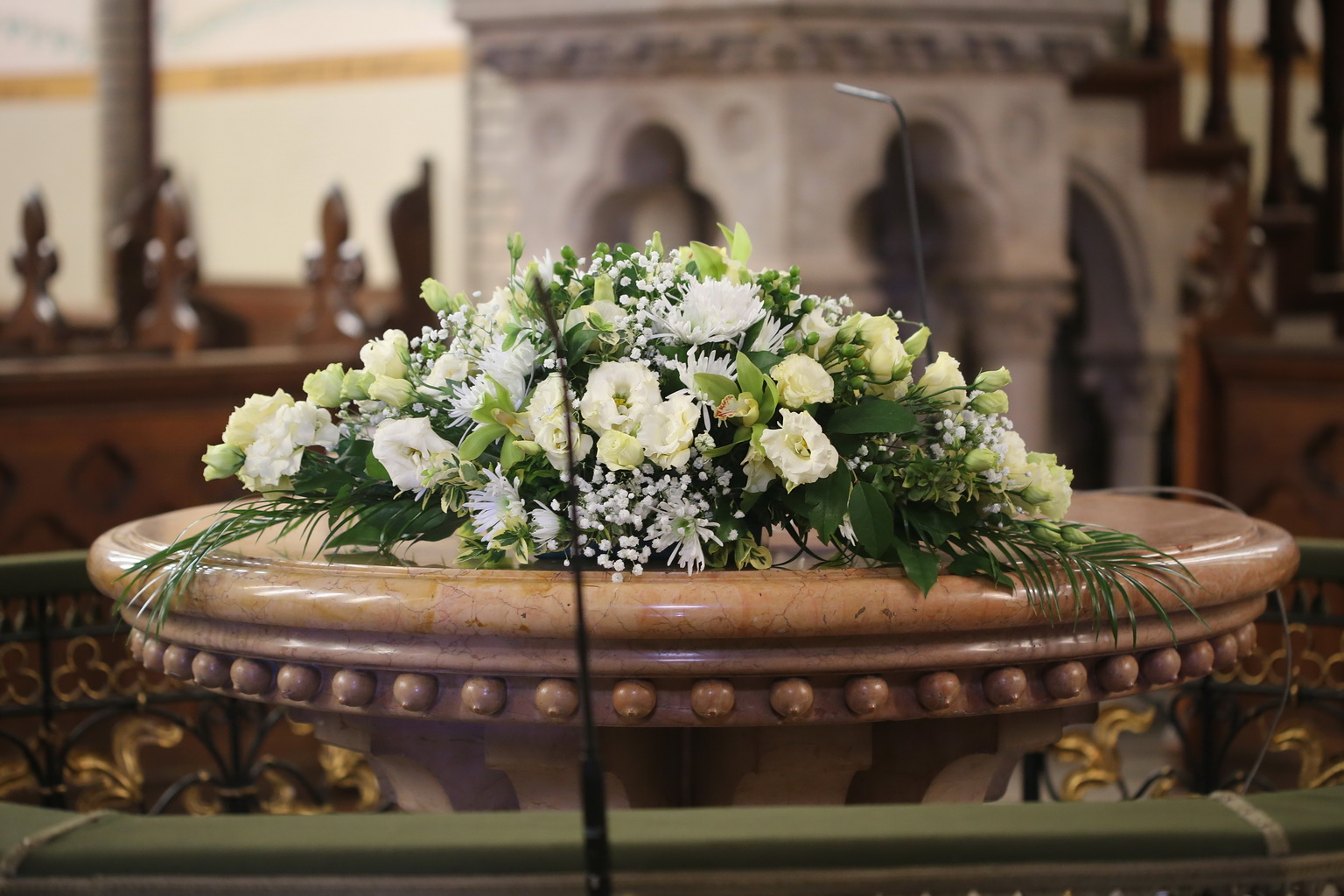 flower delivery Budapest - Altar flower arrangement (white lisianthus, chrysanthemum,  green orchid) Szilágyi Dezső square, wedding