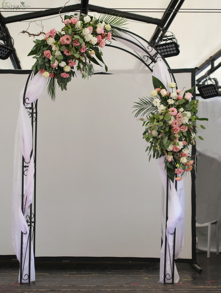 flower delivery Budapest - Wedding gate with asymmetrical decor, A38 Boat Budapest (lisianthus, rose, pink, white)