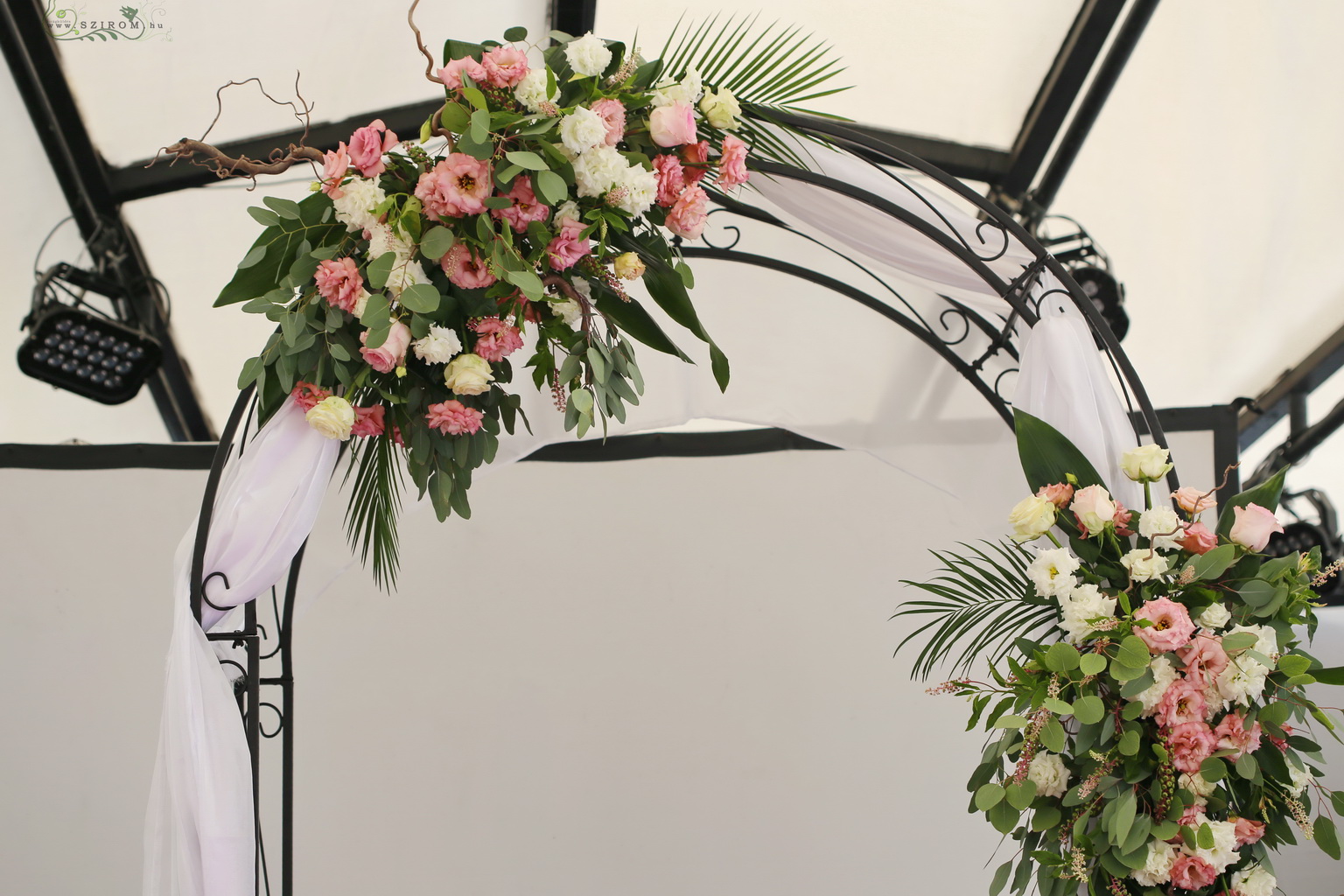 flower delivery Budapest - Wedding gate with asymmetrical decor, A38 Boat Budapest (lisianthus, rose, pink, white)