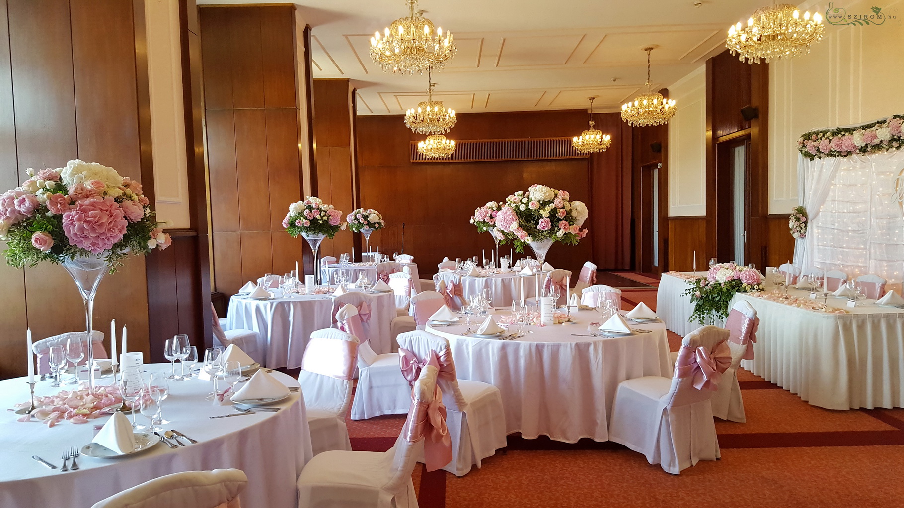 Virágküldés Budapest - Gellért Hotel Budapest, terem virág díszítés, 5 asztaldísz ára, rózsaszín, fehér, esküvő