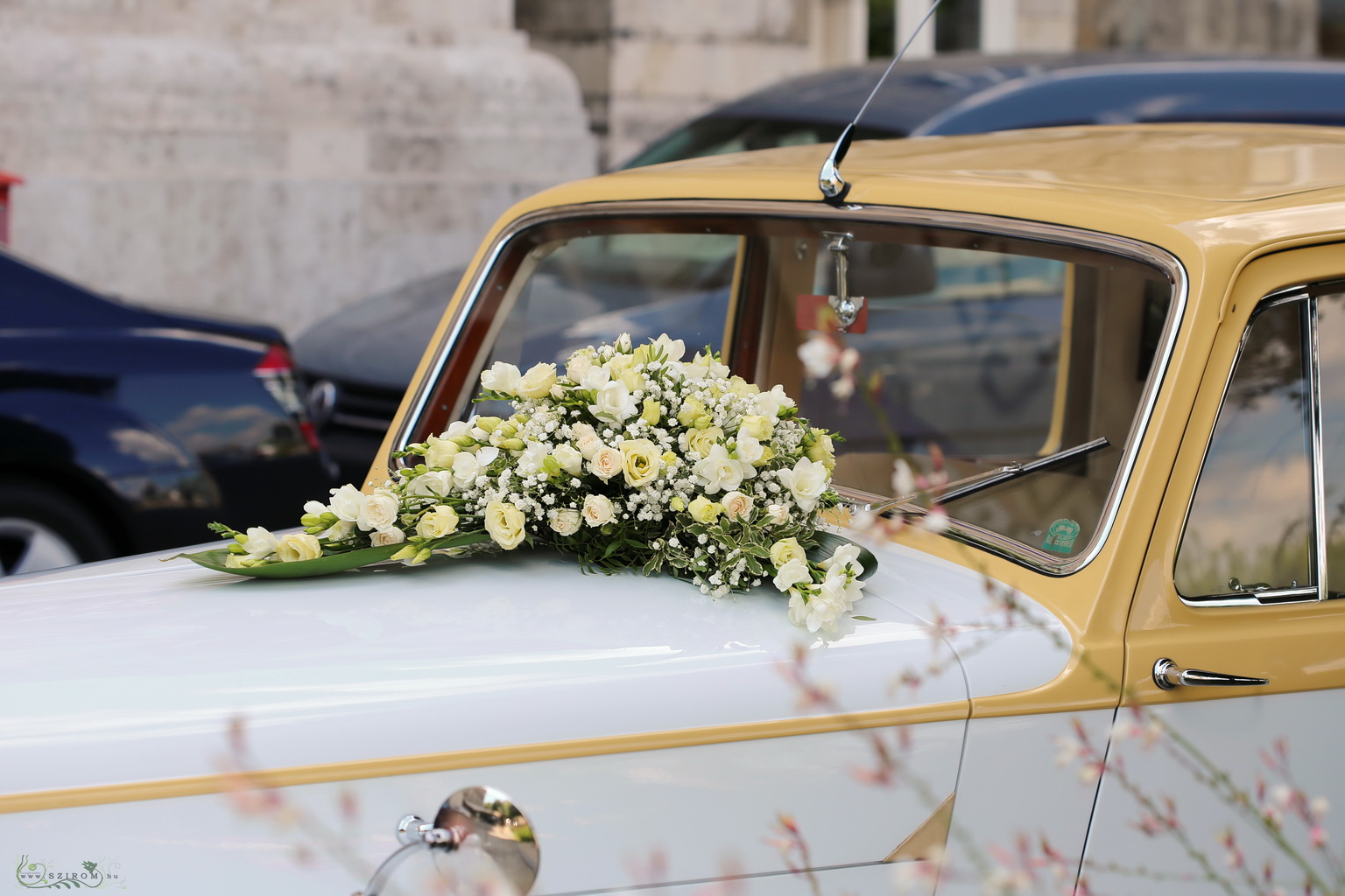 Blumenlieferung nach Budapest - Autodekoration mit Blumen