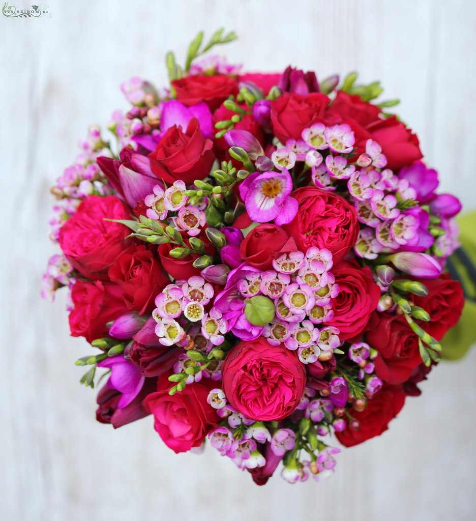 Menyasszonyi csokor (frézia, angol rózsa, bokros rózsa, viaszvirág, piros, pink)