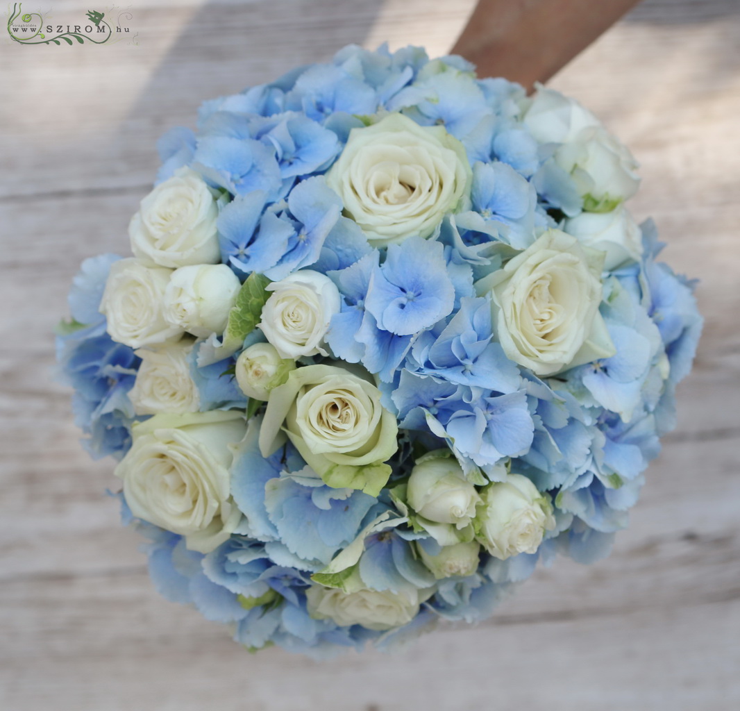 Menyasszonyi csokor (hortenzia, rózsa, bokros rózsa, fehér, kék) nyár, ősz, tél