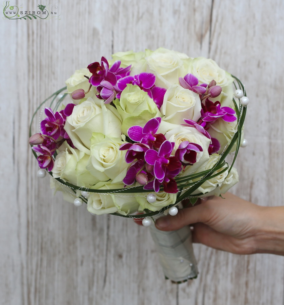 Menyasszonyi csokor (rózsa, mini orchidea, macifű, gyöngyök, fehér, ciklámen)