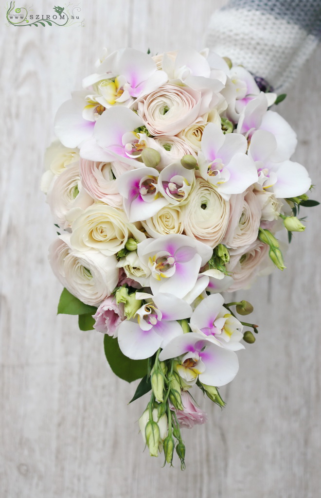 Menyasszonyi csokor (boglárka, rózsa, liziantusz, phalanopsis orchidea, krém, halvány rózsaszín) tél, tavasz