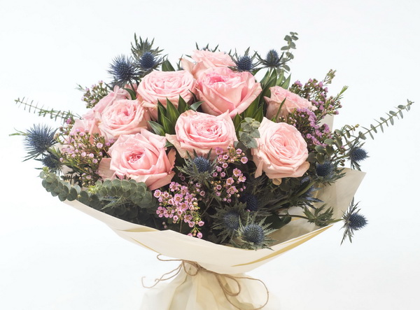flower delivery Budapest - Pink roses with eryngium and small flowers (24 stems in total)
