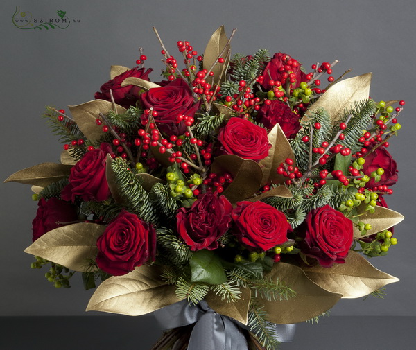Blumenlieferung nach Budapest - 24 rote Rosen in einem Bouquet mit Bronzeblättern, roten Ilex-Beeren, Kiefern