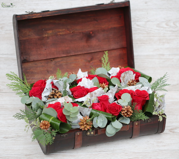 flower delivery Budapest - A suitcase of red roses, with winter decor (21 stems)