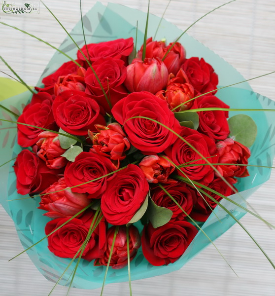 flower delivery Budapest - red rose with red tulips (30 stems)