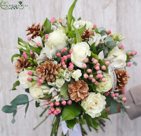 Blumenlieferung nach Budapest - Winterstrauß mit rosafarbenen Hypericums