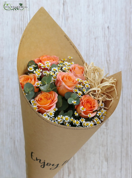 Blumenlieferung nach Budapest - Pfirsichrosen und kleine Blumen im Kraftpapierkegel