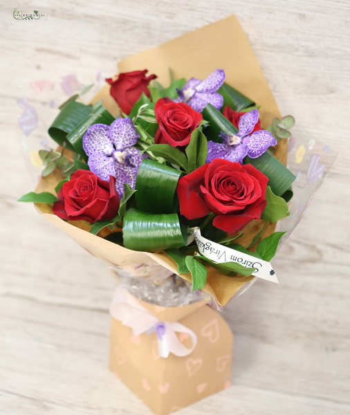 Virágküldés Budapest - 5 vörös rózsa 3 vanda orchideával, papírvázával