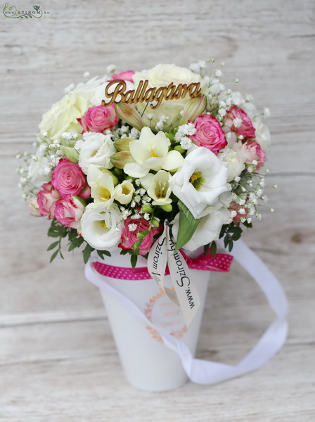 Virágküldés Budapest - Akasztós doboz vegyes virágokkal ballagásra (14 szál)