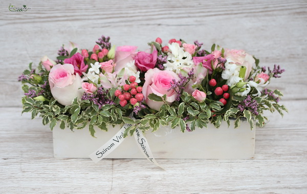 Blumenlieferung nach Budapest - Holzbox mit gemischte rosa Blüten (18 Stiele)