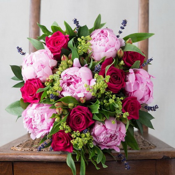 Blumenlieferung nach Budapest -  Rote Rosen mit Pfingstrosen und kleinen Blüten (17 Stiele)