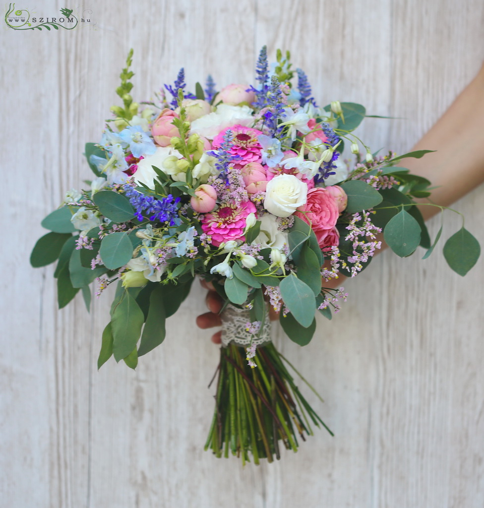 Menyasszonyi csokor (angol rózsa, liziantusz, mezei virágok, eukaliptusz,  rózsaszín, kék, fehér)