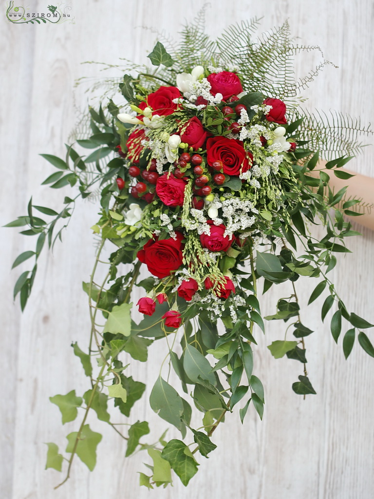 Csepp alakú menyasszonyi csokor (rózsa, angol rózsa, bokros rózsa, hyperikum, bordó, fehér)