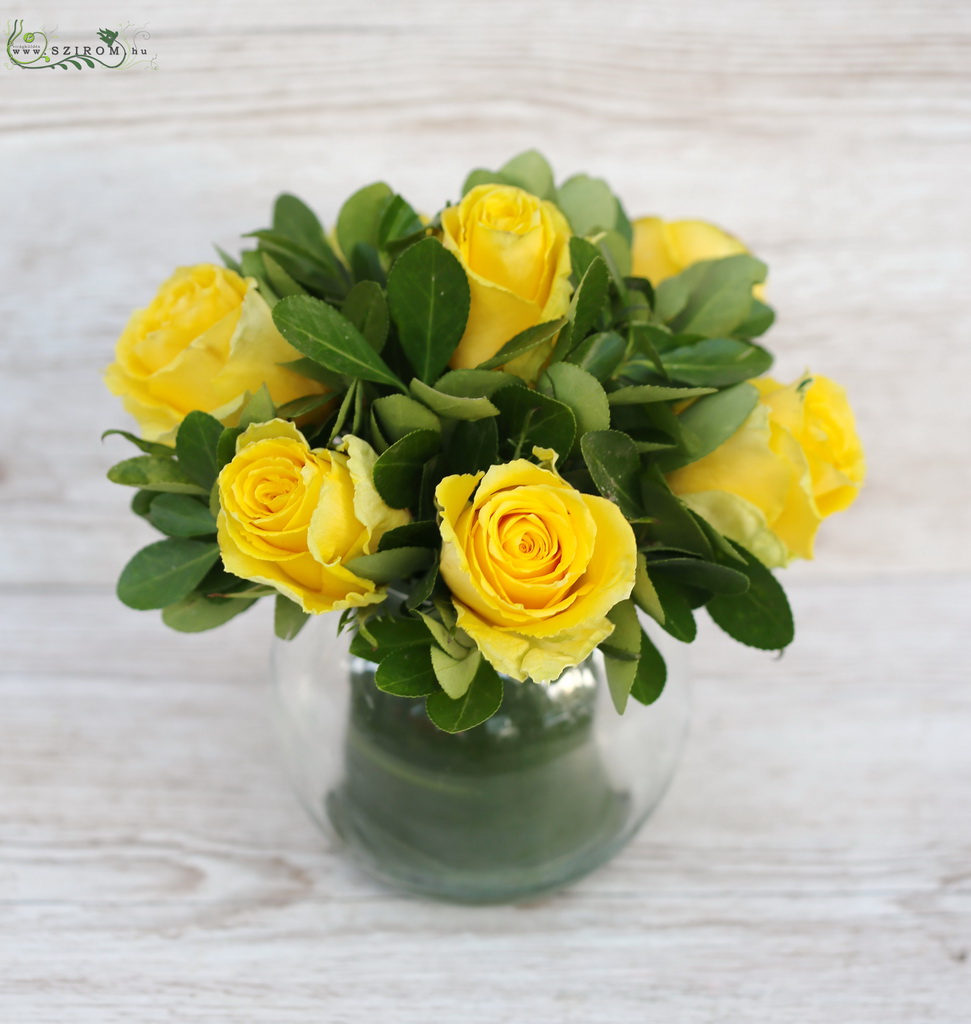 flower delivery Budapest - Centerpiece in glass sphere (yellow rose)