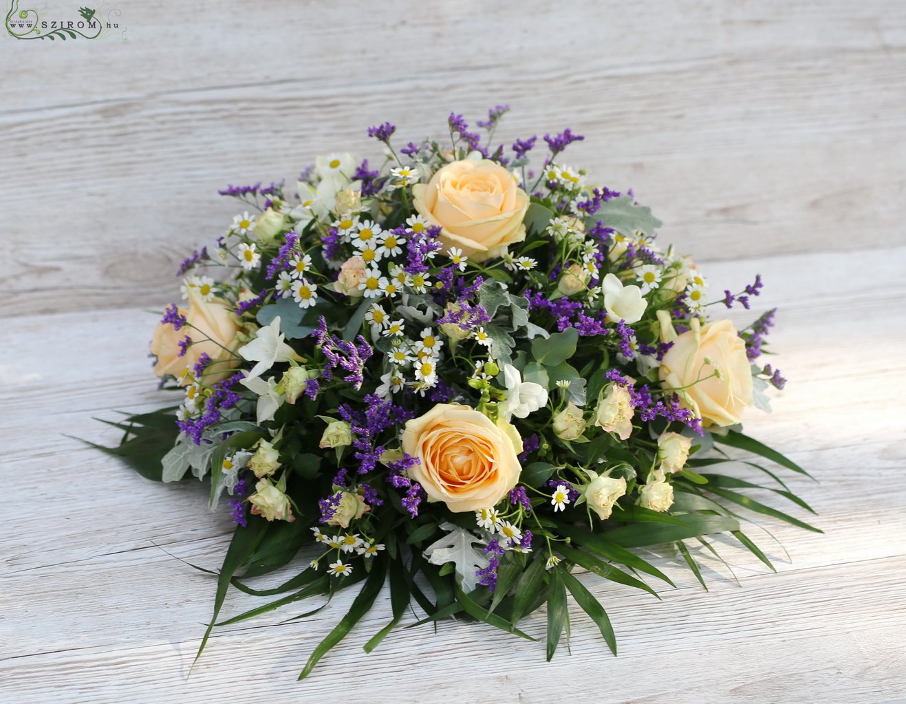 flower delivery Budapest - Centerpiece (rose, limonium, chamomile, peach, purple)