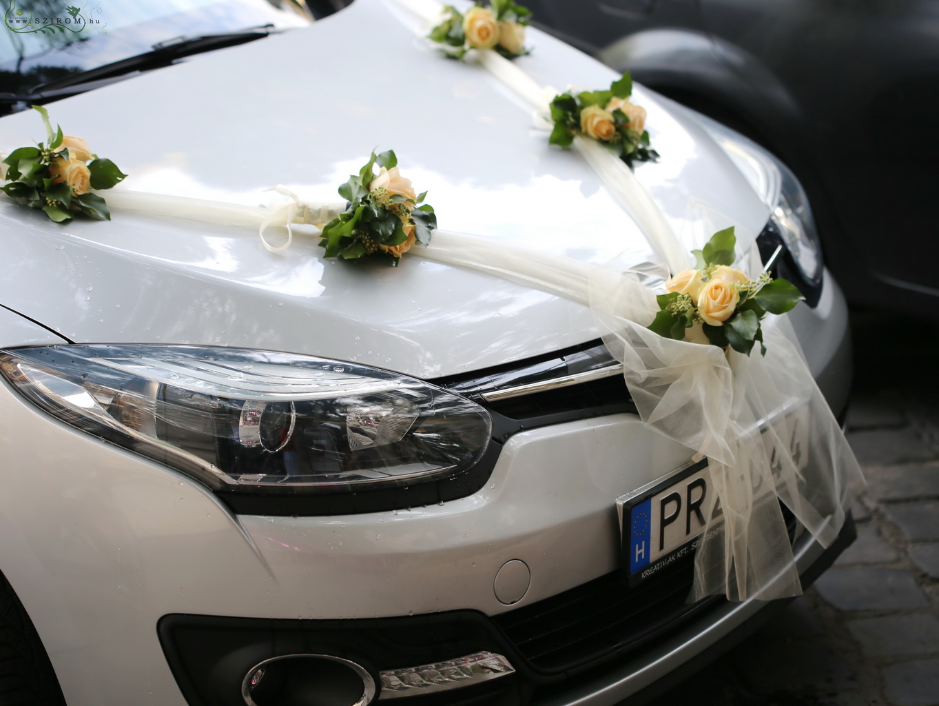 flower delivery Budapest - Car decoration (cream organza, peach rose)