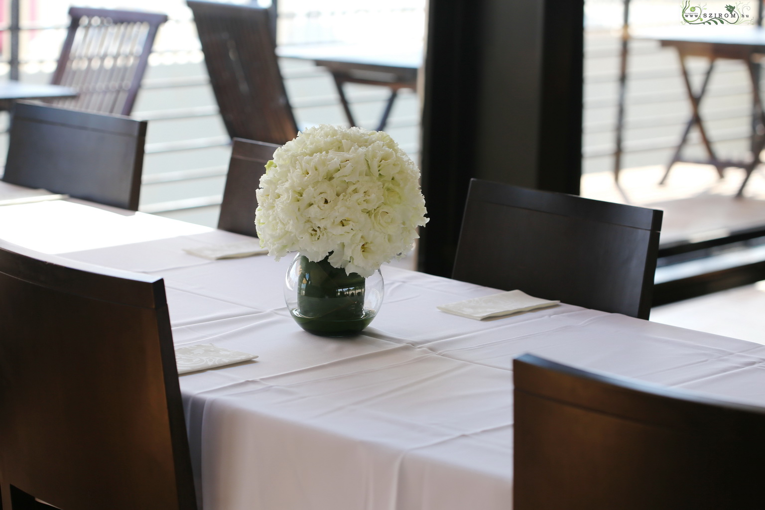 Virágküldés Budapest - Asztal díszítés fehér liziantusszal üveggömbben, A38