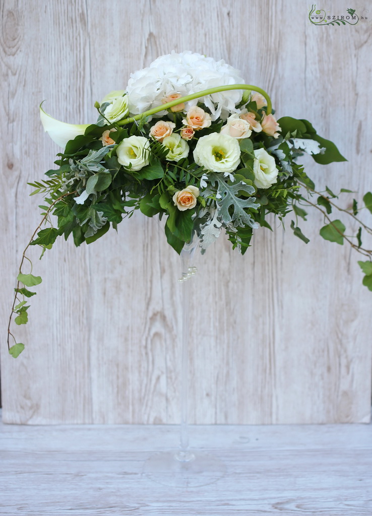 flower delivery Budapest - Centerpiece in coctail vase (hydrangea, lisianthus, spray rose, cala, white, mint, peach) Rozmaring restaurant